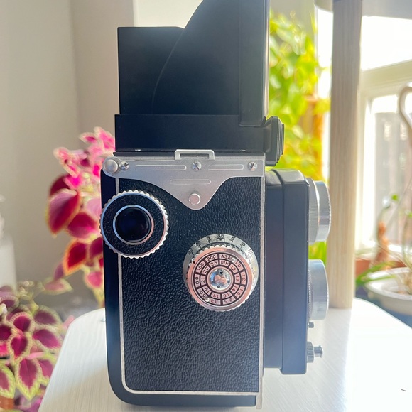 Black Vintage Camera - Picture 9 of 12